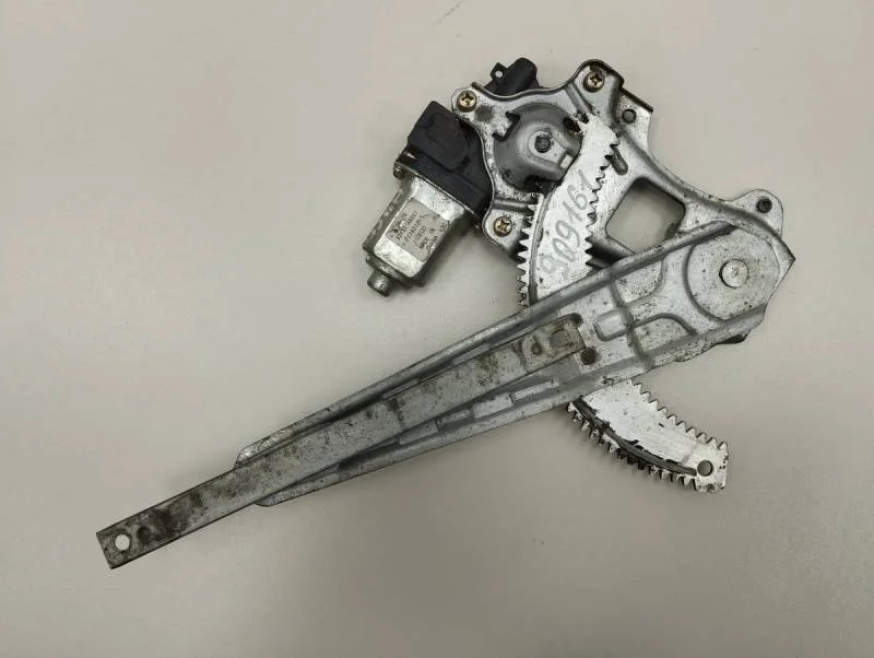 Стеклоподъемник электр. задний левый Nissan Tiida (C11) 2007-2014