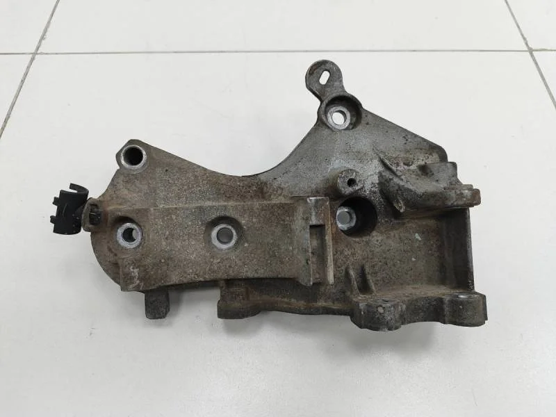 Кронштейн генератора Renault Sandero 2009-2014