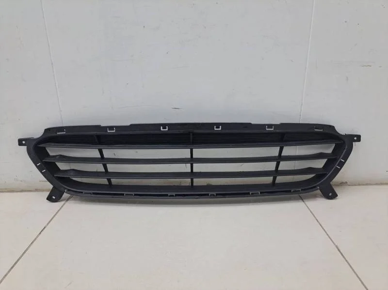Решетка в бампер центральная Hyundai Solaris 2010-2017