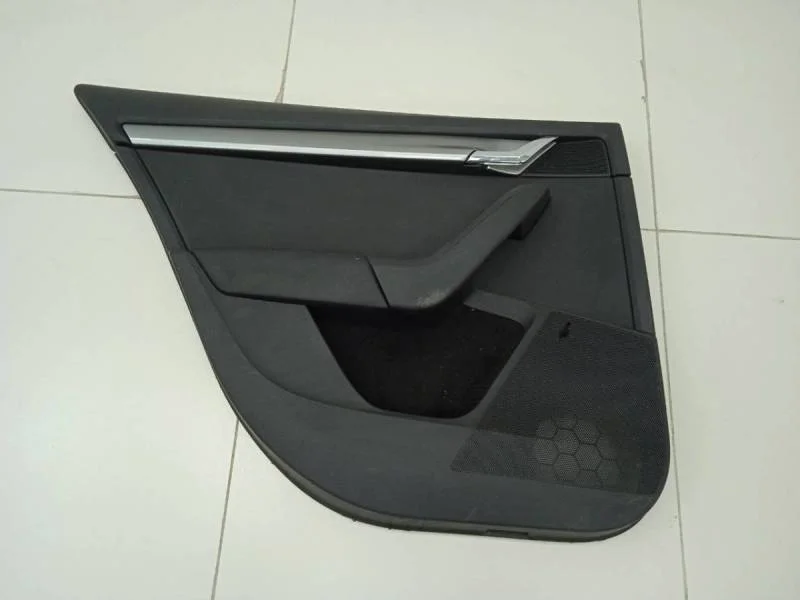 Обшивка двери задней левой Skoda Octavia (A7) 2013>