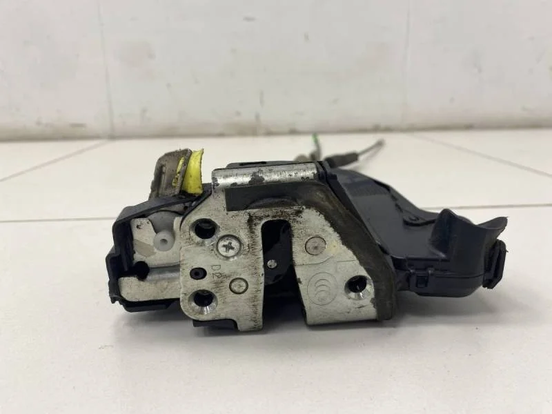 Замок двери передней левой Toyota Avensis (T270) 2009>