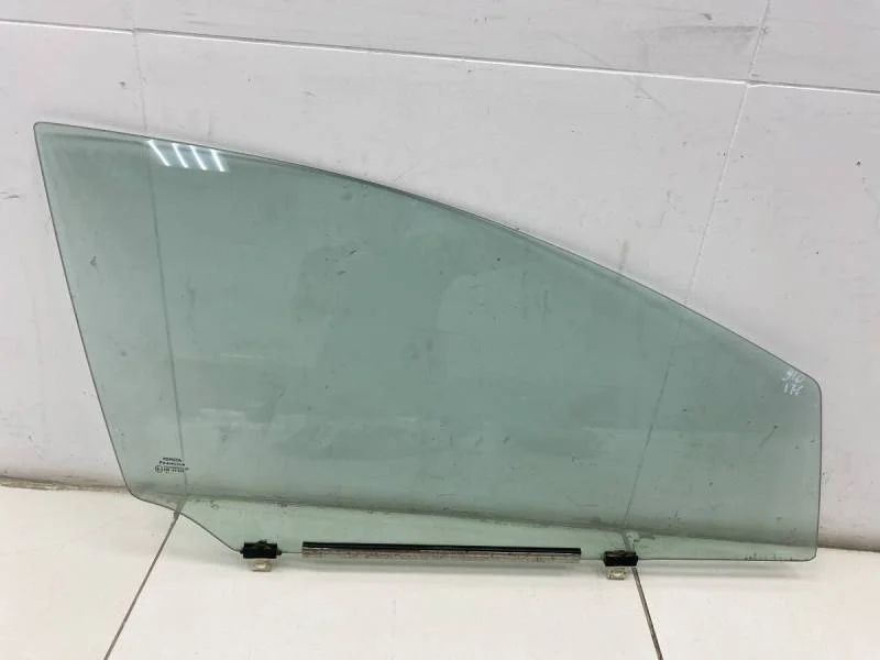 Стекло двери передней правой Toyota Avensis (T270) 2009>