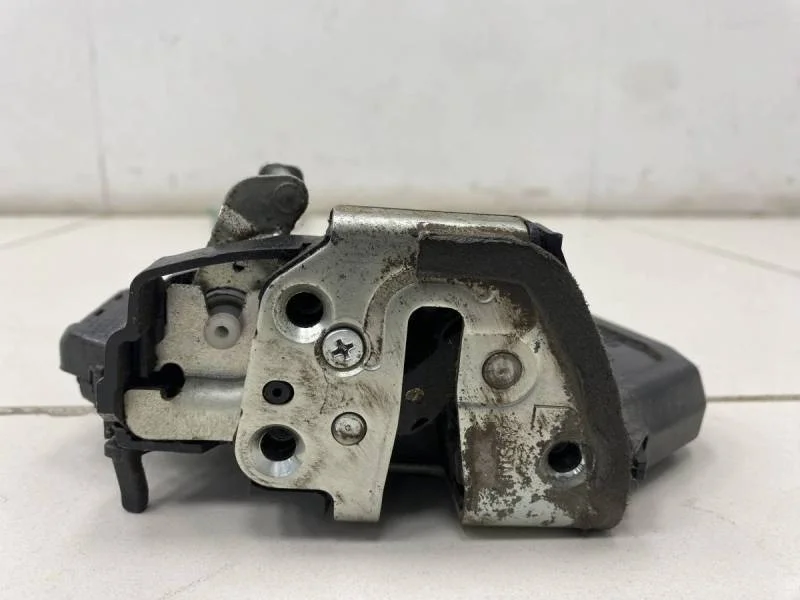 Замок двери задней левой Toyota Corolla E120 2001-2007