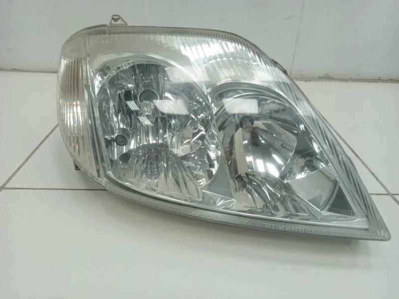 Фара правая Toyota Corolla E120 2001-2007