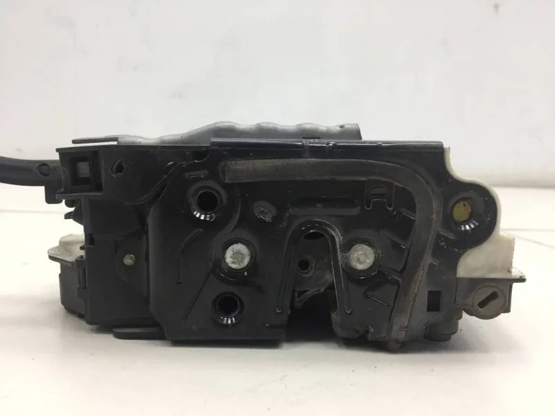 Замок двери задней левой Volkswagen Polo (HB) 2009>