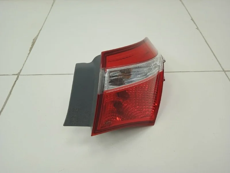 Фонарь задний наружный правый Toyota Corolla E180 2013>