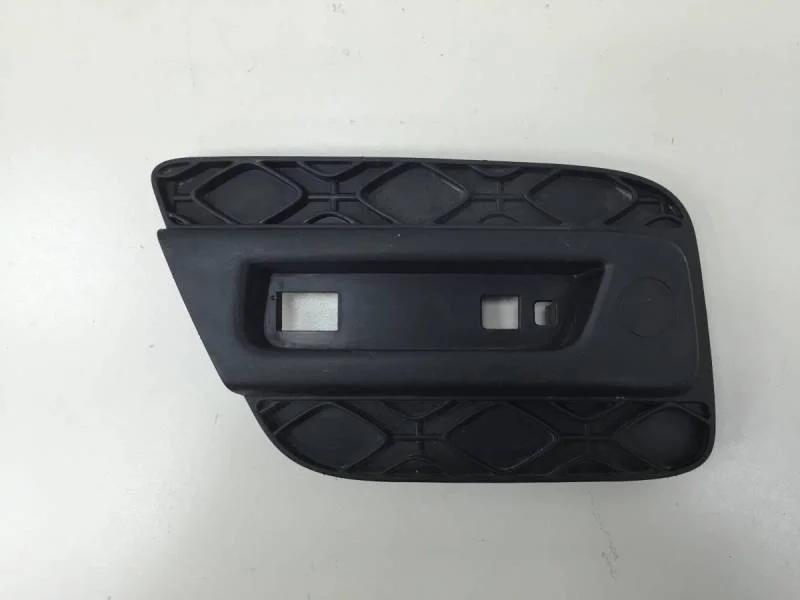 Накладка заднего бампера правая Renault Sandero 2014>