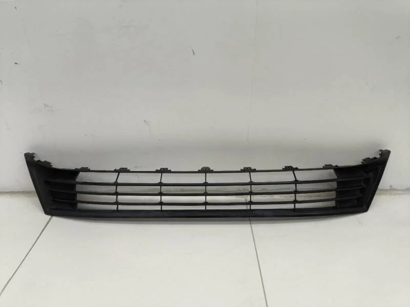 Решетка в бампер центральная Toyota Corolla E180 2013>