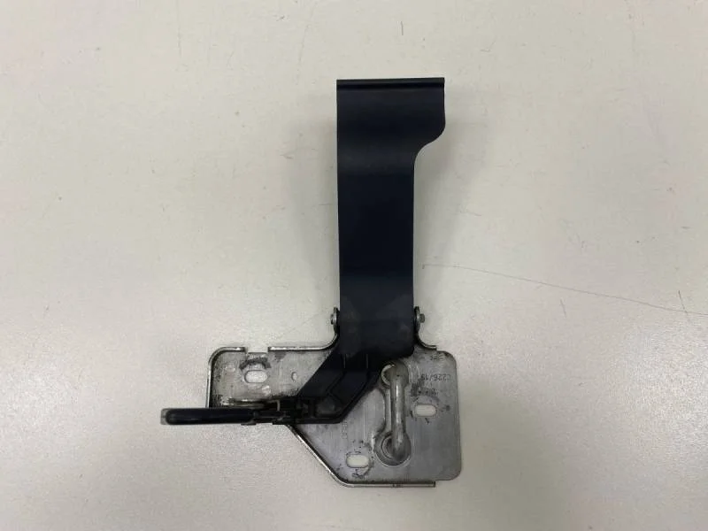 Крючок капота Volkswagen Multivan T6 2015 - 2019