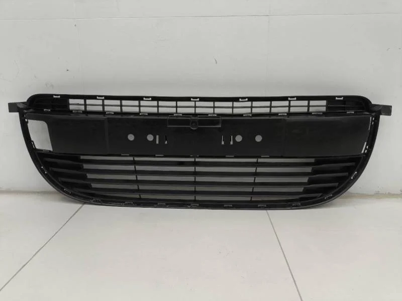 Решетка в бампер центральная Renault Kangoo 2013