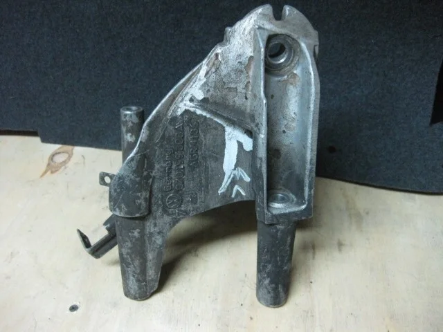 Кронштейн двигателя опорный Volkswagen Touareg 2003 070199308A ВНЕДОРОЖНИК BAC