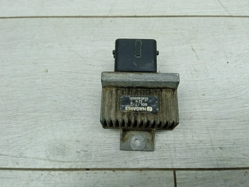 Реле накала свечей Opel Vivaro 2007 9640469680 2