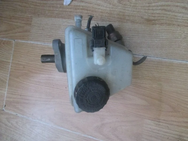 Главный тормозной цилиндр Mercedes-Benz C-Class 2000 A2024300202 2.2