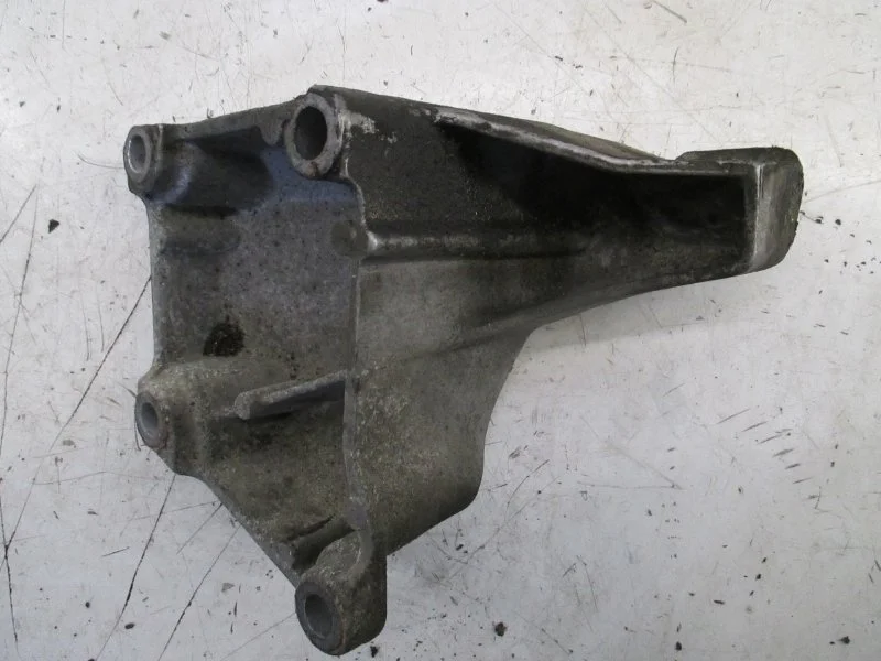 Кронштейн двигателя опорный AUDI A6 1998 8D0199307G 2.4