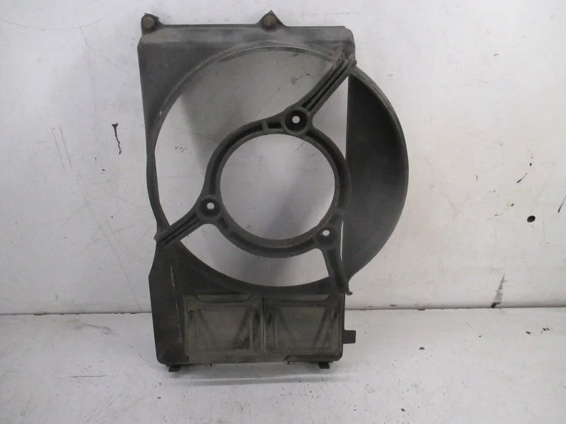 Кожух вентилятора радиатора диффузор Audi A6 1993 4A0121207B 2.5