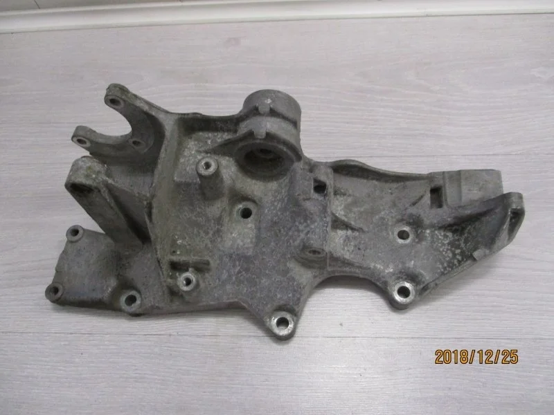 Кронштейн генератора VOLKSWAGEN PASSAT 2003 06B903143N 1.6