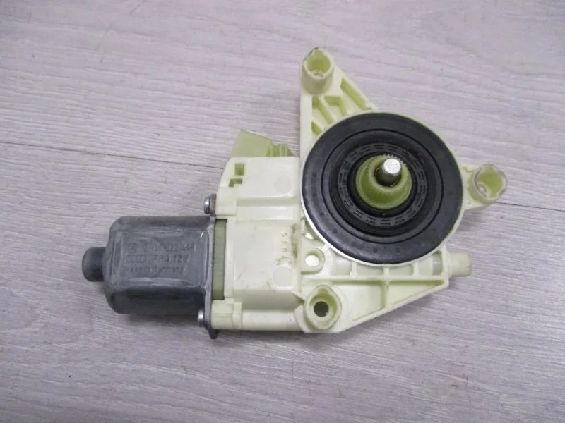 Моторчик стеклоподъемника Mercedes-Benz C-Class 2008 A2048200142 646.811, передний левый