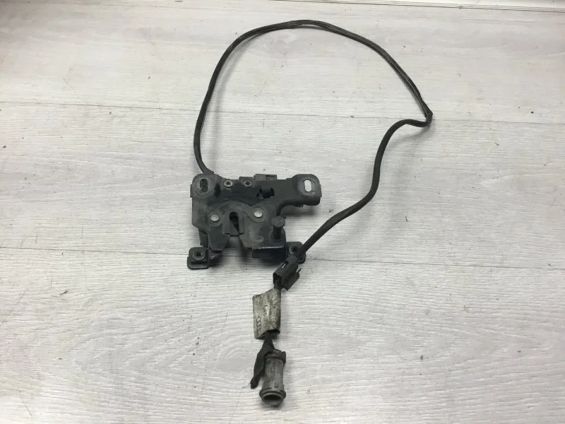 Замок капота AUDI A4 1997 8D0823509L 1.9