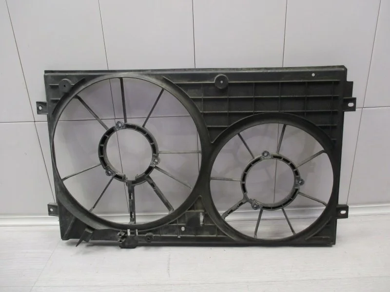 Кожух вентилятора радиатора диффузор Skoda Octavia 2009 1K0121207T 1.9