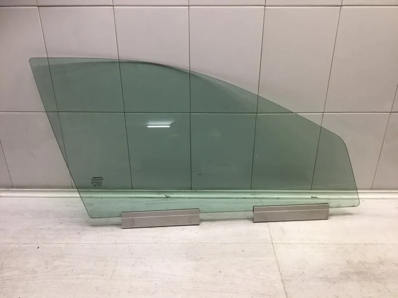 Стекло двери VOLVO CROSS COUNTRY 2004 30753470 2.4, переднее правое