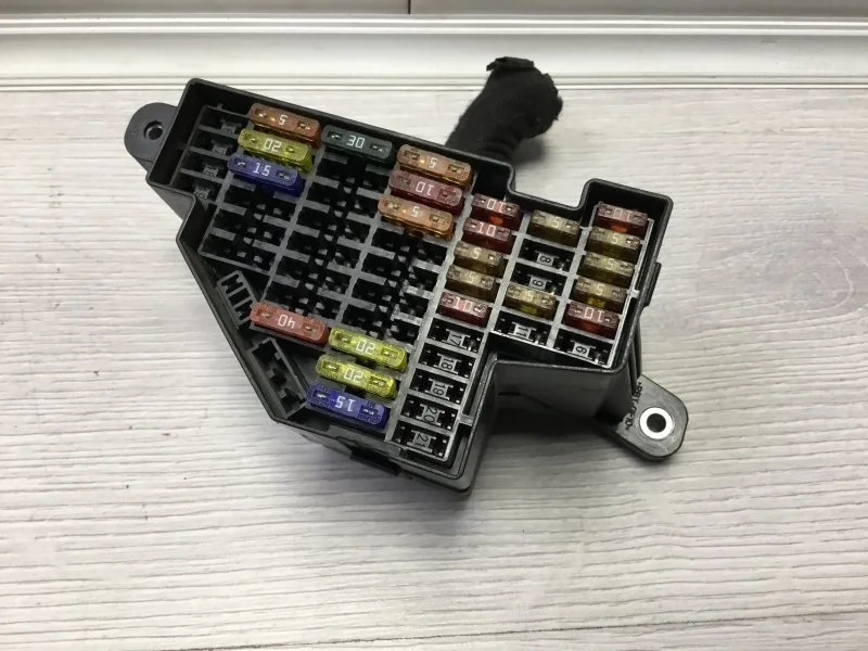 Блок реле и предохранителей Volkswagen Passat B6 2007 3C1941823 УНИВЕРСАЛ BLS