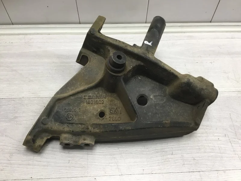 Кронштейн бампера Scania R380 2007 1431602 11, передний правый