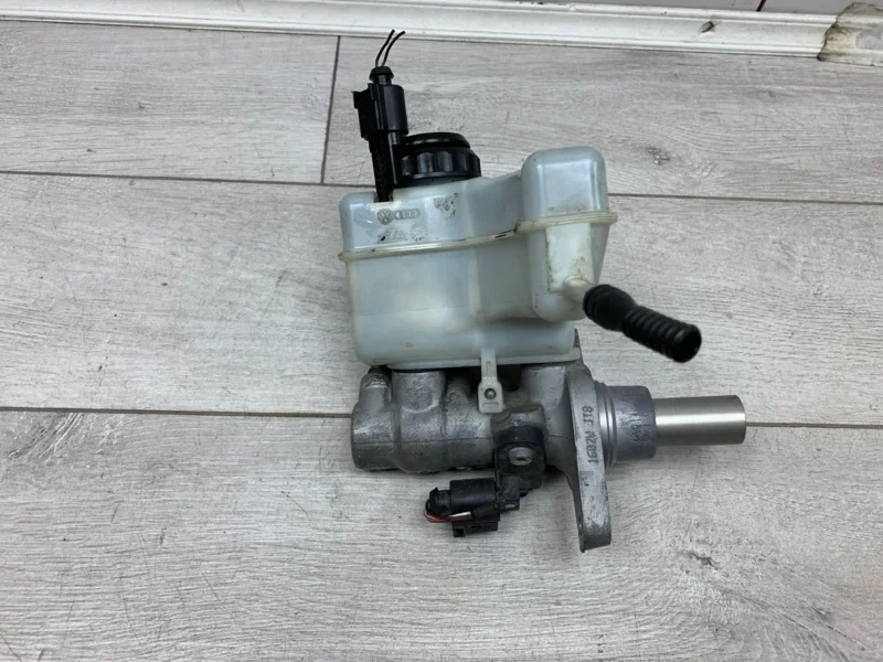 Главный тормозной цилиндр Volkswagen Passat 2012 5N0945459A УНИВЕРСАЛ CAYC