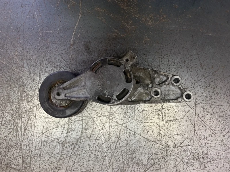 Механизм натяжения ремня AUDI A4 2005 06B903133A УНИВЕРСАЛ ALZ