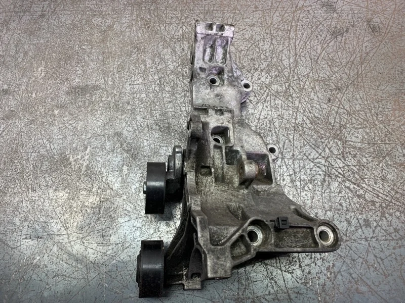 Кронштейн генератора AUDI A4 2004 03G903143D СЕДАН AVF
