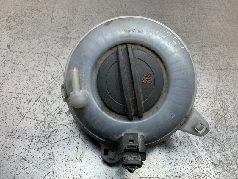 Бачок расширительный AUDI A3 2013 5Q0121407D УНИВЕРСАЛ CMBA