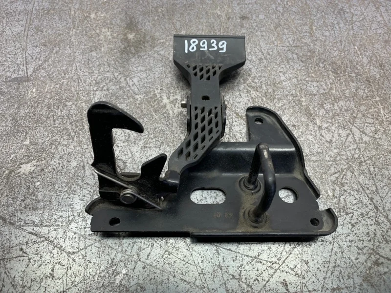 Крюк замка капота AUDI A4 2008 8E0823480F УНИВЕРСАЛ BPW