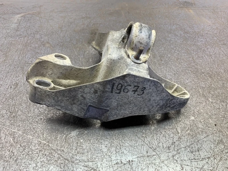Кронштейн подушки двигателя AUDI A4 2004 8E0199351 УНИВЕРСАЛ ALZ, левый