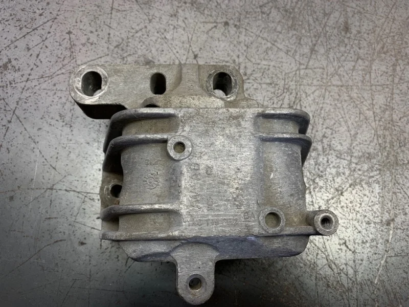 Подушка двигателя Volkswagen Golf 2006 1K0199262BA ХЭТЧБЕК BLS, правая