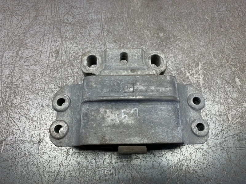 Подушка двигателя SKODA OCTAVIA 2013 1K0199555 УНИВЕРСАЛ CAYC, левая