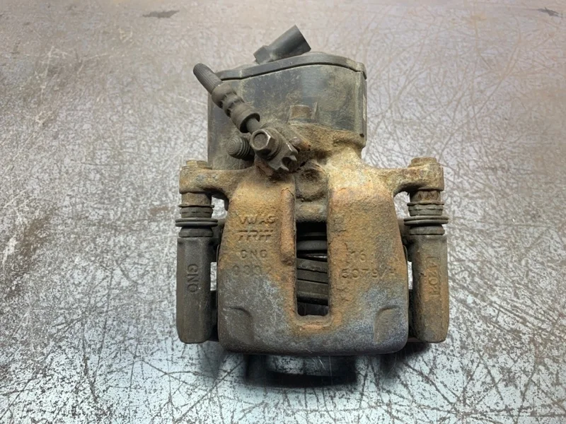 Суппорт тормозной Volkswagen Passat 2012 32332987J УНИВЕРСАЛ CAYC, задний правый