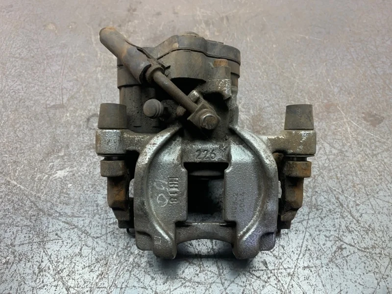 Суппорт тормозной AUDI A3 2013 8V0615424 УНИВЕРСАЛ CMBA, задний правый