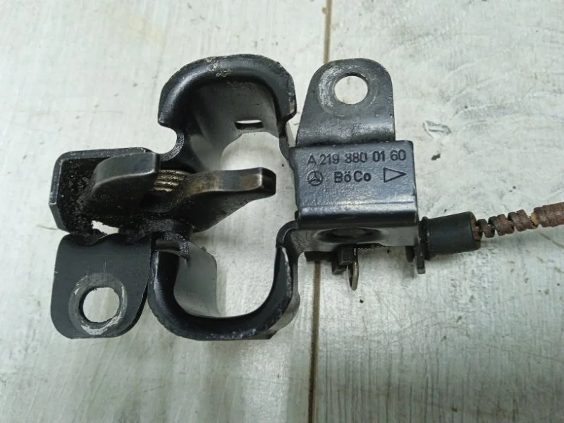 Замок капота Mercedes-Benz E-Class 2003 A2198800160 УНИВЕРСАЛ 646.961 30 115431, правый