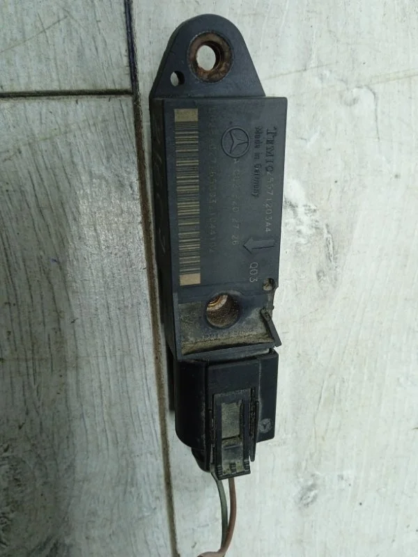 Датчик удара Mercedes-Benz E-Class 2003 A0028202726 УНИВЕРСАЛ 646.961 30 115431, правый