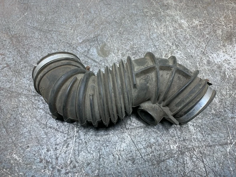 Патрубок воздушного фильтра TOYOTA AVENSIS 2006 178810D200 СЕДАН 1ZZ-FE