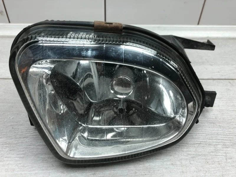 Противотуманная фара Mercedes-Benz E-Class 2004 A2118200656 УНИВЕРСАЛ 646.961 30 164178, передняя правая