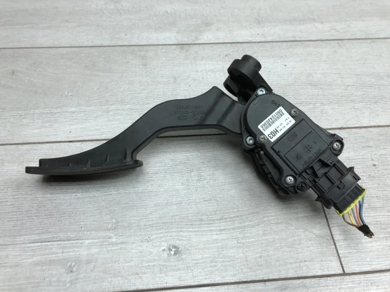Педаль газа Hyundai I30 2008 327002H300 УНИВЕРСАЛ D4FB