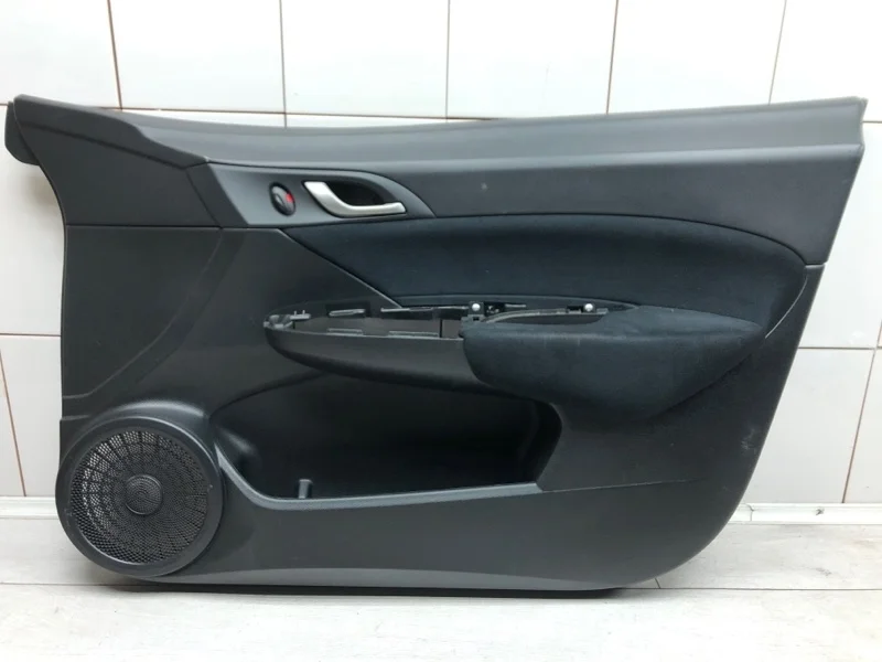 Обшивка двери Honda Civic 2006 83500SMGE01155 ХЭТЧБЕК R18A2, передняя правая