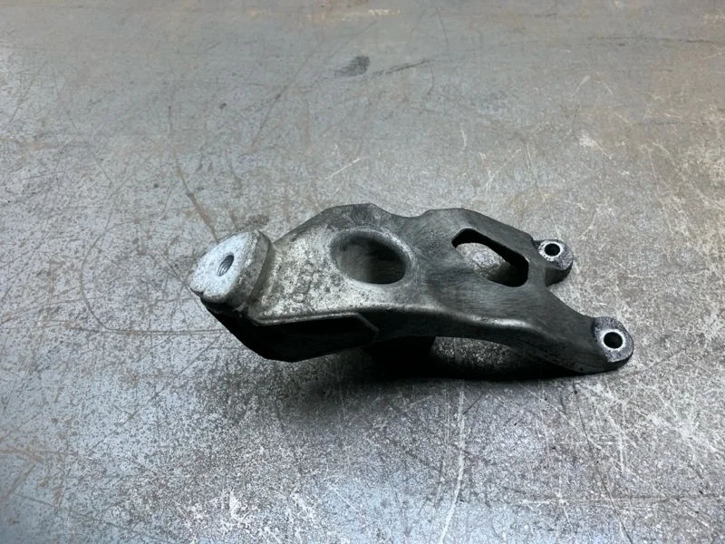 Кронштейн двигателя AUDI A4 2008 8K0199307 УНИВЕРСАЛ CAGA, левый