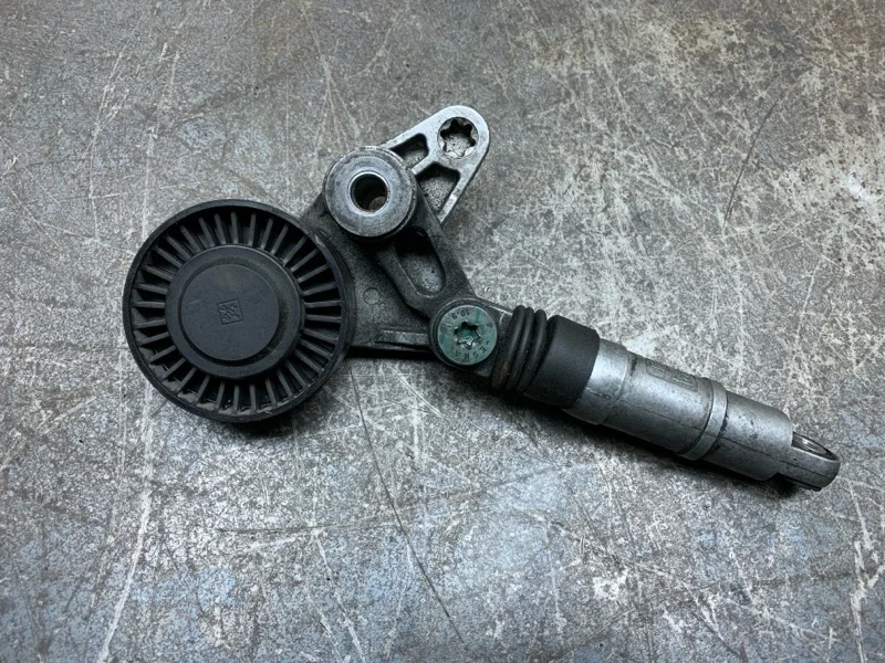 Механизм натяжения ремня AUDI A6 2005 059145201H УНИВЕРСАЛ BPP