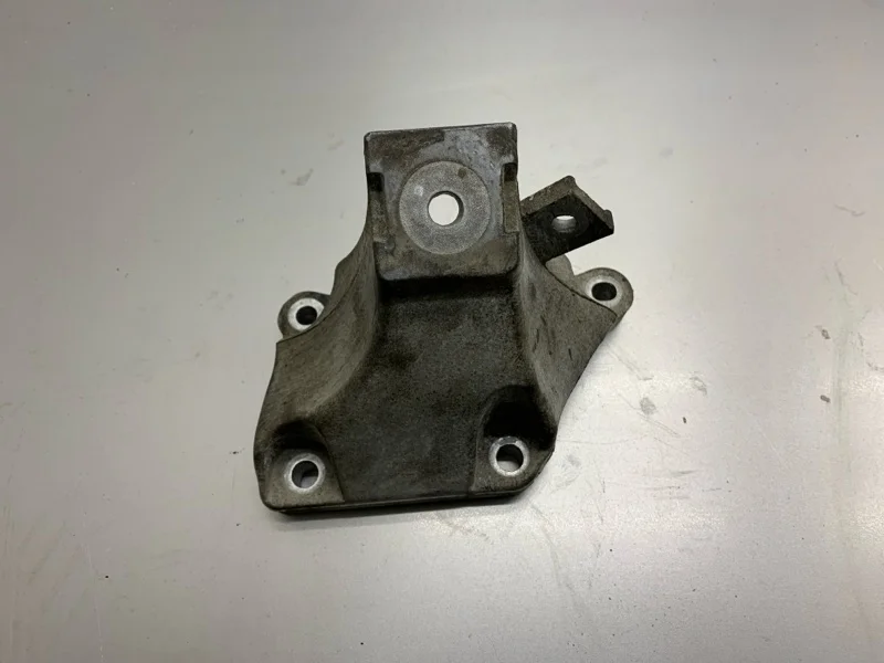 Кронштейн двигателя AUDI A6 2005 4F0199308AB УНИВЕРСАЛ BPP, правый