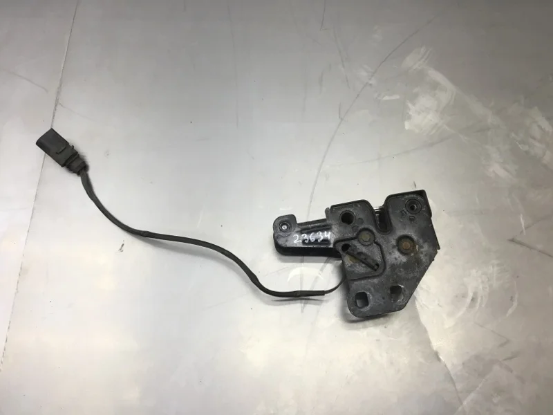 Замок капота AUDI A4 2001 8E0823509D УНИВЕРСАЛ AWX
