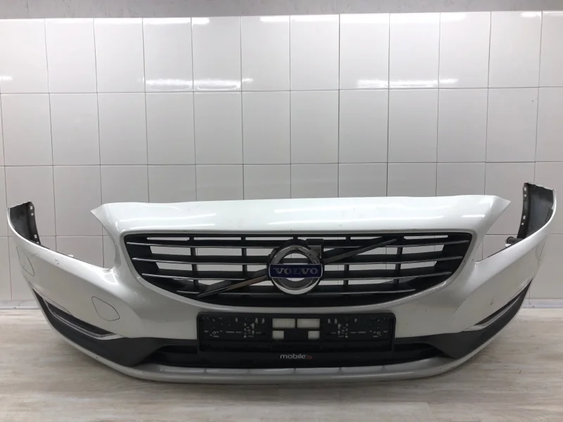 Бампер Volvo V60 2015 39834053 УНИВЕРСАЛ D4162T