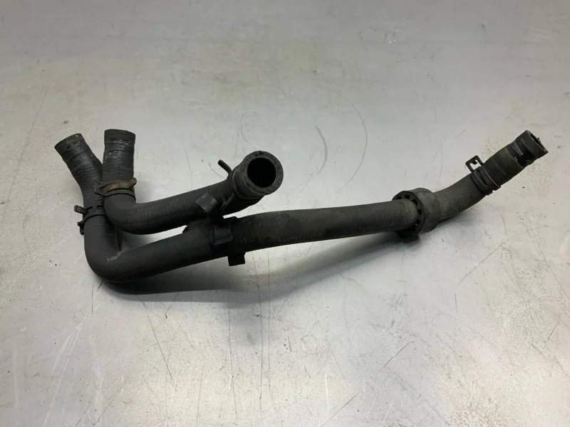 Патрубок системы охлаждения AUDI A4 2005 038121086 УНИВЕРСАЛ BKE