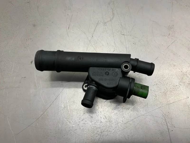 Корпус термостата Audi A4 2005 038121132D УНИВЕРСАЛ BKE