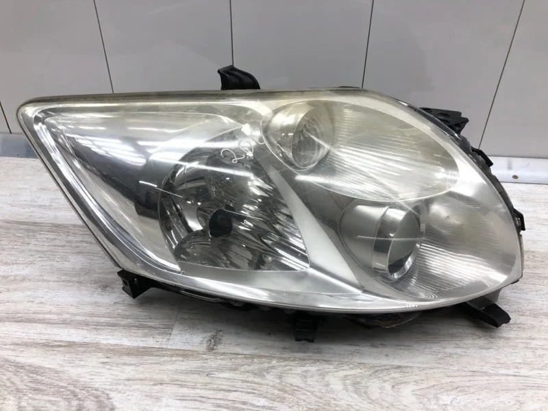 Фара TOYOTA AURIS 2007 8111002470 ХЭТЧБЕК 1ADFTV, правая